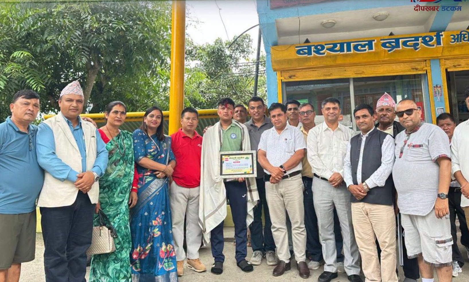 दक्षिण एसियाली करातेमा रजत पदक विजेता पौडेललाई कांग्रेस गल्याङको सम्मान ।